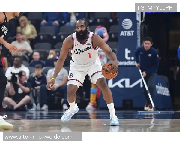 哈登训练中右肩酸痛引发关注旋转手臂时感到不适