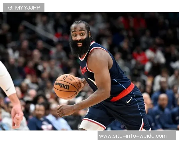 哈登训练中右肩酸痛引发关注旋转手臂时感到不适